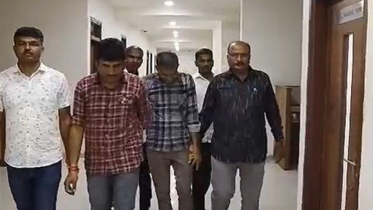 अहमदाबाद साइबर क्राइम का एएसआई, हेडकांस्टेबल 10...