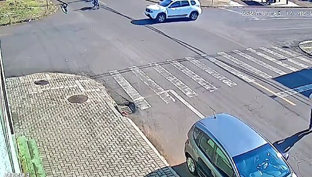 Câmera flagra violenta colisão entre motocicleta e Duster no Bairro Parque São Paulo