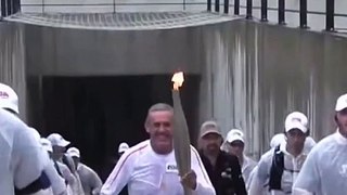  Notre illustre consultant et roi de la pédale Jacky Durand portant la flamme olympique !