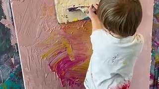 À seulement 2 ans, cet enfant vend déjà ses peintures, une véritable fortune