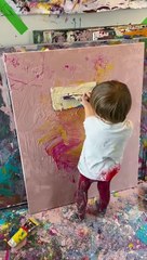 À seulement 2 ans, cet enfant vend déjà ses peintures, une véritable fortune