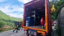Lecco, camion cisterna con 4mila litri di GPL si ribalta in un incidente