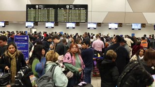 Principal aeroporto do Peru retoma voos após problemas na pista