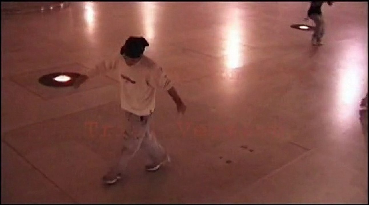 Break dance underground Grande Arche de la Défense Paris