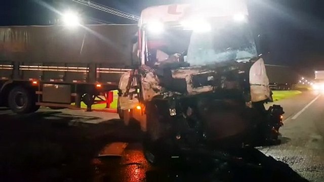 Cacetada! Carretas batem de frente na BR-277 em Santa Tereza do Oeste