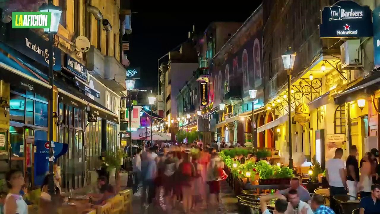 Un hombre pelea contra dos mujeres en un combate de artes marciales mixtas