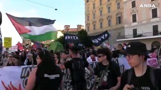 Corteo Roma, pomodori e zucchine contro la caserma dell'Esercito