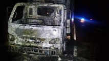Caminhão fica destruído após incêndio gerado por curto-circuito em Cascavel