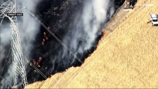 فيديو: رجال الإطفاء يكافحون من أجل السيطرة على حريق في غابة في كاليفورنيا