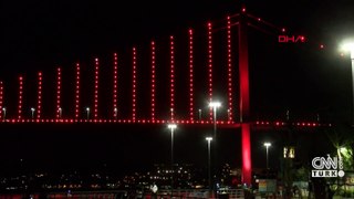 İstanbul'da köprüler sarı-kırmızı renklere büründü