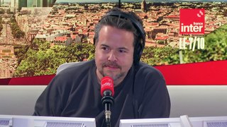 Matthieu Noël le sait : à tout moment Gabriel Attal peut intervenir pour l'aider à être drôle