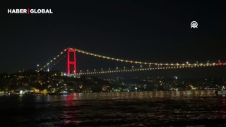 Fatih Sultan Mehmet Köprüsü’nün ışıkları sarı-kırmızı renklerle aydınlatıldı