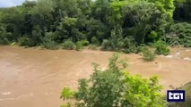 Italie: Les images bouleversantes de ces trois amis pris au piège par la crue d’une rivière s’enlaçant avant d’être emportés par le courant - VIDEO