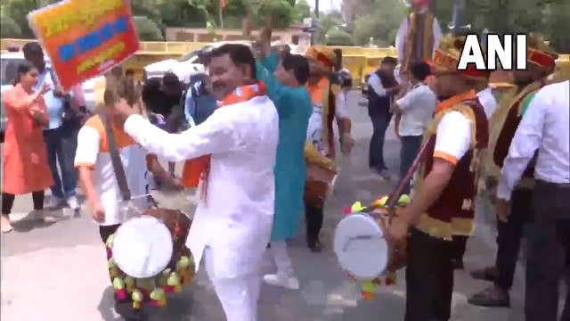 बीजेपी मुख्यालय के बाहर जश्न मनाया जा रहा है,रुझानों के अनुसार बीजेपी 7 की 7 सीटों पर आगे चल रही है