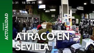 Siete encapuchados armados con palos, protagonizan un robo de película en una tienda de Sevilla