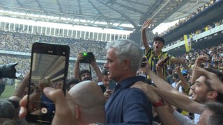 Football: José Mourinho accueilli en popstar au Fenerbahçe
