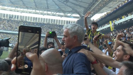 Football: José Mourinho accueilli en popstar au Fenerbahçe