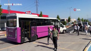 Özel halk otobüsü minibüs ve otomobile çarptı: O anlar kamerada