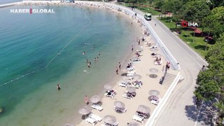 Sıcaktan bunalan İstanbullular soluğu Caddebostan Sahili'nde aldı: 