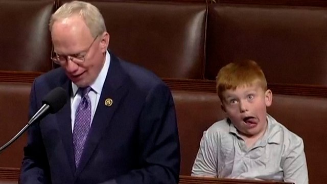 Le fils d’un élu américain fait des grimaces derrière son père alors qu’il défend Donald Trump