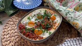 Huevos al plato con berenjena y tomate
