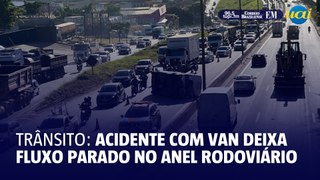 Acidente com van complica trânsito no Anel Rodoviário