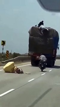 Ladrões numa mota roubam mercadoria de camião ao estilo Velocidade Furiosa