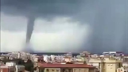 Il video della tromba marina davanti a Livorno