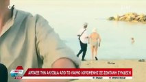 Un uomo scippa un'anziana in spiaggia in Grecia: il furto ripreso in diretta tv durante un collegamento