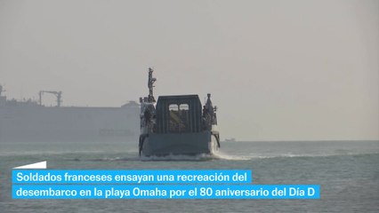Soldados franceses recrean el desembarco del Día D en la playa Omaha