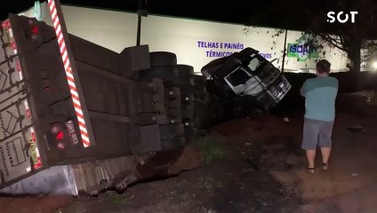 Descargar video: Carretas colidem em frente a posto de combustíveis na BR-277 em Santa Tereza do Oeste