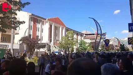 Müdahale sırasında polis en az iki genci şiddet uygulayarak gözaltına aldı.
