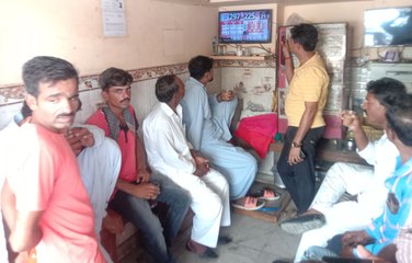 Watch Video: - टीवी और मोबाइल की स्क्रीन से चिपके रहे लोग