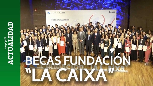 El Rey entrega junto a Fainé un centenar de becas de la Fundación la Caixa para cursar estudios en el extranjero