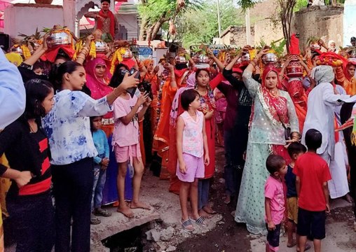 उत्साह के साथ महिलाओं ने निकाली कलश यात्रा, गाए मंगल गीत....देखें यह वी​डियो