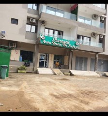 Éffondrement d’un immeuble à la riviera palmeraie Clients et travailleurs de la pharmacie et du batiment  sont pris au piège. Évacuation en cours