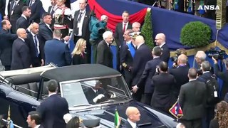 2 Giugno, applausi all'arrivo del Presidente della Repubblica Mattarella ai Fori Imperiali