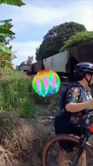 Ciclista quase morre atropelada após fazer 'selfie