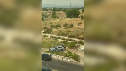 Momento en el que los presuntos implicados en el tiroteo cambian las matrículas