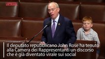 Il figlio del deputato repubblicano Usa John Rose fa le smorfie mentre il papà tiene un discorso alla Camera