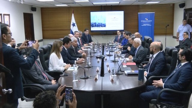 Reunión de transición en el Ministerio de Economía y Finanzas