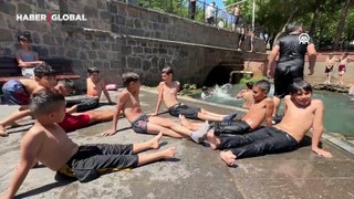 Sıcaklıktan bunalan çocuklar süs havuzunda serinledi