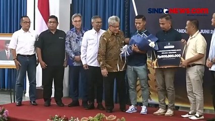 Video herunterladen: Juara Liga 1, Pemprov Jabar Bagikan Bonus untuk Pemain Persib