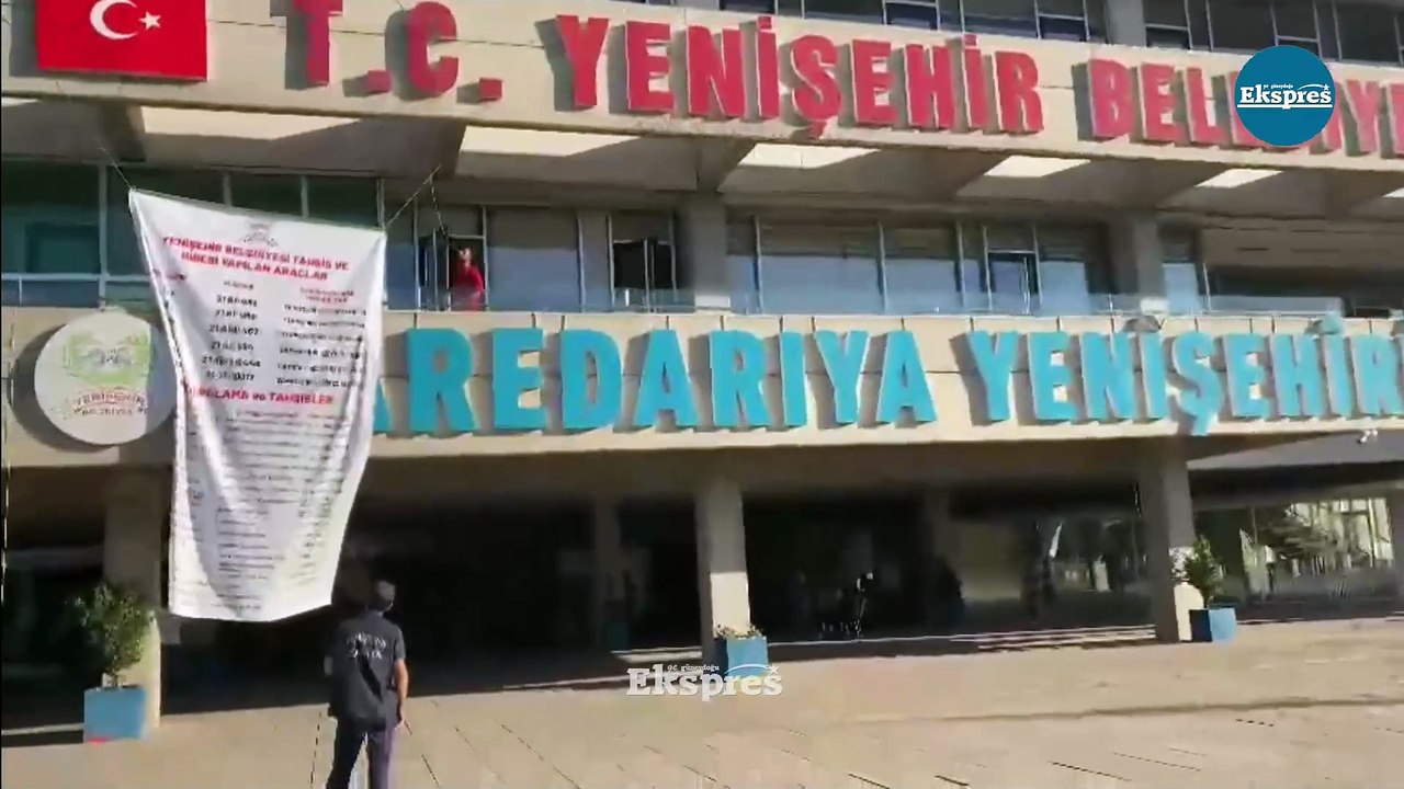 Yenişehir Belediyesi’nde oturma nöbeti başladı