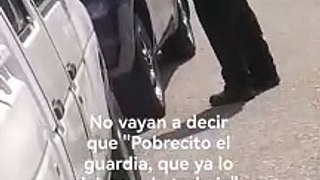 Captan a guardia de seguridad dañando la llanta de auto