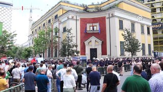 Arnavutluk'ta protestolar sürüyor! Yolsuzlukla suçlanan başkanın istifası isteniyor