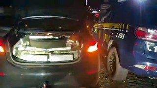 VÍDEO 363kg de maconha são apreendidos pela PRF em carro furtado na BR-480