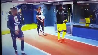 El viral gesto de Mbappé con un jugador del equipo contrario