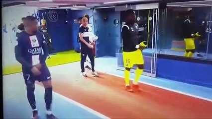 El viral gesto de Mbappé con un jugador del equipo contrario