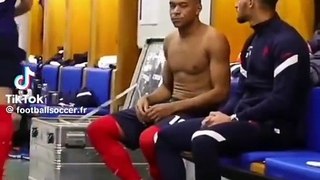 Un compañero le toca el cabello a Mbappé y pasa esto